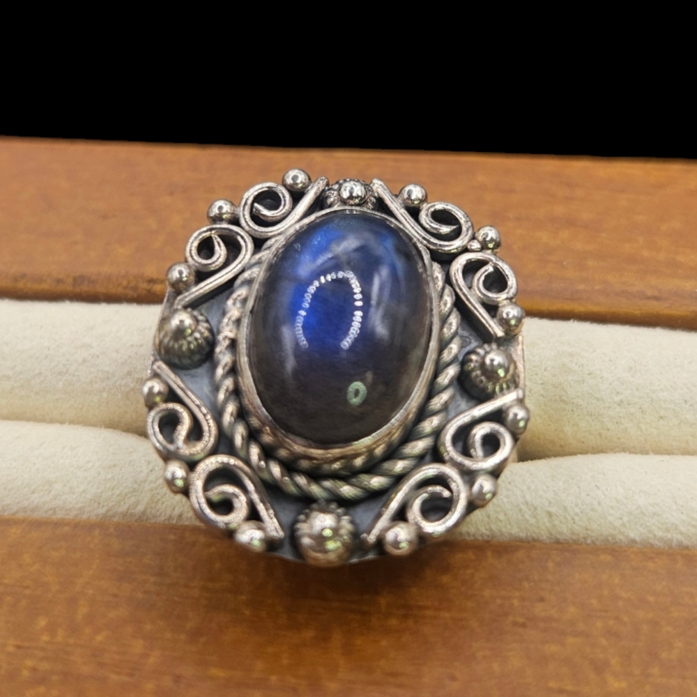 Labradorite Ring - Picture 7 of 9